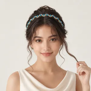 Elegante catena per capelli con strass a onde blu e bianche indossata da una modella