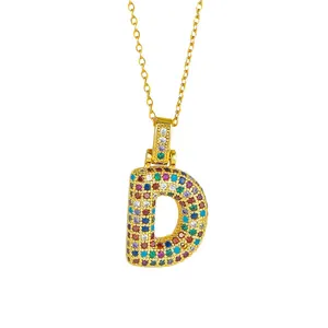 Collar con colgante de letra D estilo globo dorado con circonitas de muchos colores