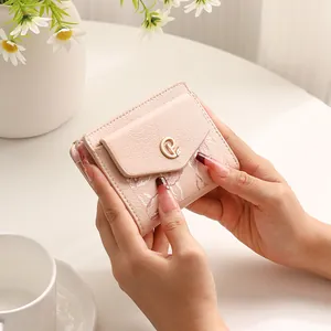 Dettaglio portafoglio rosa da donna in pelle PU con motivo floreale e chiusura dorata