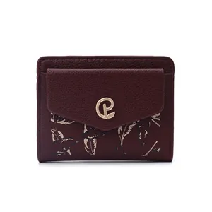 Portafoglio corto da donna in pelle PU bordeaux con stampa a foglie e logo P dorato.