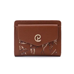 Primo piano del portafoglio in pelle PU marrone con logo P metallico e motivo a piume.