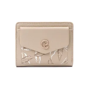 Dettaglio del portafoglio corto in pelle PU beige con stampa a foglie e logo in metallo