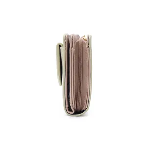 Profilo laterale di un portafoglio corto in pelle PU beige con zip e scomparti per carte