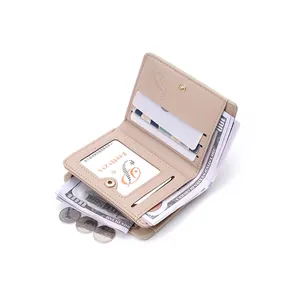 Vista interna di un portafoglio corto da donna in pelle PU beige con scomparti