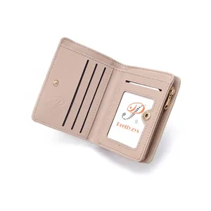 Dettaglio delle fessure per carte e della tasca con cerniera di un portafoglio in pelle PU