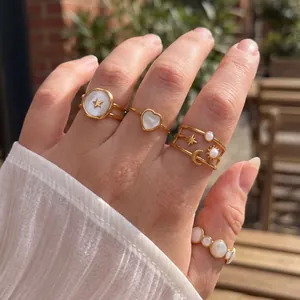 Elegantes Set aus minimalistischen goldenen Edelstahlringen mit Stern- und Herzmotiven