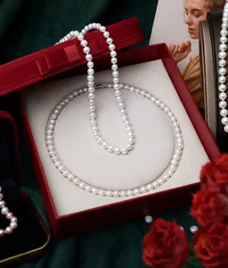 Elegante collana di perle naturali d'acqua dolce in una confezione regalo rossa premium