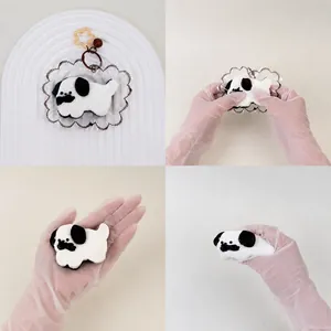 Detailansicht des weißen Welpen-Squishy-Spielzeugs mit Textur und Slow-Rebound.