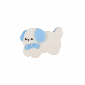 Niedlicher weiß-blauer Welpen-Squishy mit blauer Schleife zum Stressabbau und Spaß haben