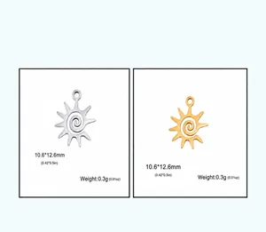 Dettaglio del ciondolo in acciaio inossidabile a forma di sole con peso e dimensioni