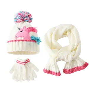 Detailansicht eines weißen Winter-Stricksets für Kinder mit Einhornmütze und Schal.