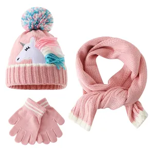 Rosa gestricktes Winterset für Mädchen mit Einhorn-Mütze, Schal und Handschuhen.
