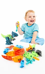 Détail d'un kit de dinosaure à démonter avec un enfant assemblant des pièces colorées