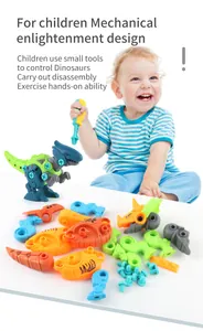 Petit garçon joyeux jouant avec des blocs de construction de dinosaure à assembler