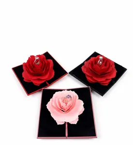 Detailansicht der 3D-Pop-up-Rosen-Ringboxen mit mattem ABS-Gehäuse in Rot und Rosa