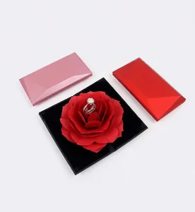 Pop-up Rosen-Schmuckschatulle in Rautenform für Ringe und Ketten