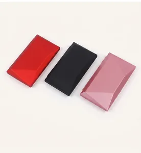 Detailansicht der roten, schwarzen und rosa Schmuckschatullen mit mattem Premium-Finish