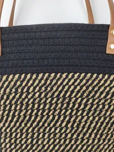 Gros plan sur le sac fourre-tout en corde de coton tressé noir et beige avec lanières