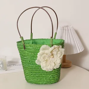 Sac à main en paille tressée verte avec grande fleur crème pour la plage
