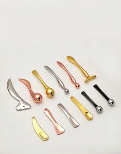 Vue détaillée de divers bâtons de massage en métal pour crème contour des yeux variés.