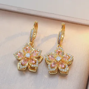 Boucles d'oreilles créoles fleurs en zircon rose plaqué or 18 carats élégantes