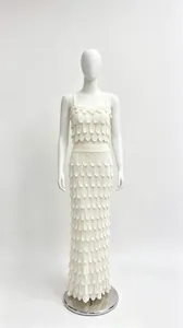Elegante witte gebreide tweedelige set met schubbenstructuur top en lange rok set