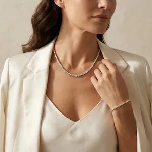 Detailaufnahme von eleganten 18K vergoldeten Zirkonia-Tennis-Halskette und Armband Set