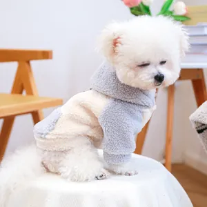 Warmer cremefarbener und grauer Lammfell-Winter-Hoodie für kleine Hunde mit Leinenloch