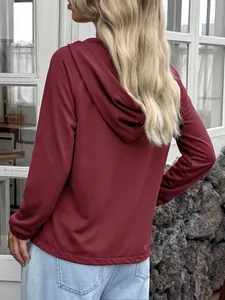Detalle de la vista posterior de una sudadera con capucha granate clásica para mujer.