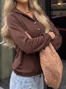 Sudadera con capucha marrón para mujer con detalle de botones y dobladillo elástico