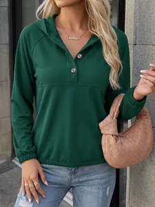 Detalle de sudadera con capucha verde oscuro con botones y ajuste casual
