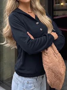Vista detallada de la sudadera con capucha azul marino para mujer con cuello de botones