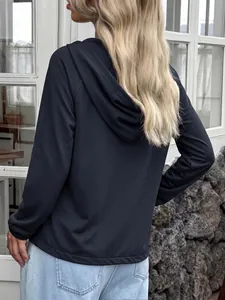 Vista trasera de una sudadera con capucha azul marino casual para mujer al aire libre