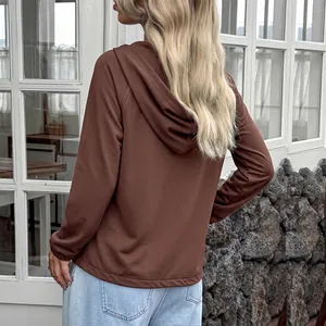 Elegante sudadera con capucha marrón informal para mujer vista desde la espalda
