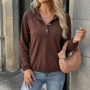 Sudadera marrón con capucha para mujer con cuello abotonado y elegantes mangas raglán