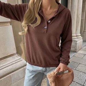 Elegante sudadera con capucha marrón para mujer con botones para moda casual de otoño