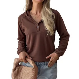 Sudadera marrón con capucha para mujer con escote abotonado y ajuste muy cómodo