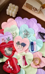 Nahaufnahme farbenfroher herzförmiger Macaron-Druckverschlussbeutel für Schmuckverpackungen