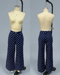 Vorder- und Rückansicht der blauen gepunkteten Wide-Leg-Jeans an einer Puppe.
