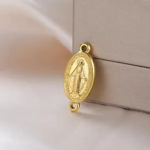 Nahaufnahme eines goldenen Vintage-Edelstahlanhängers mit Maria-Motiv für DIY-Schmuck