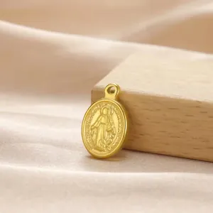 Makroansicht eines goldenen ovalen Jungfrau Maria Anhängers auf einem schönen Holzblock