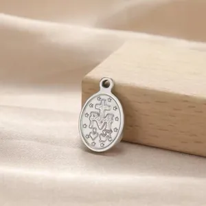 Nahaufnahme eines ovalen religiösen Medaillen-Anhängers aus Edelstahl mit Kreuz