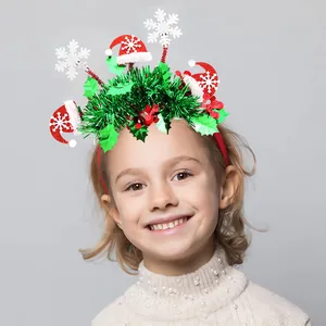 Cerchietto natalizio festivo con ghirlande, cappelli di Babbo Natale e fiocchi su una bambina.