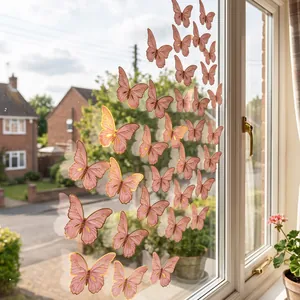 Detailansicht von rosa 3D-Schmetterlingsaufklebern mit Goldrand an einem Fensterglas