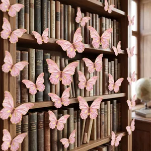 Detailansicht von rosa 3D-Schmetterlingen mit Goldrand auf einem Bücherregal aus Holz.