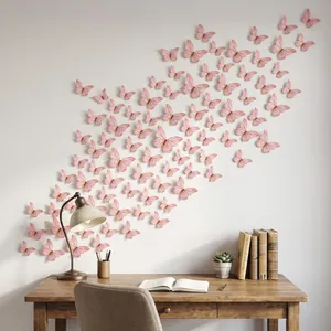 Detailansicht von rosa Schmetterlings-Wandtattoos mit Goldrand in einem Büro