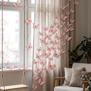 Detailansicht von rosa 3D Schmetterlings-Wandaufklebern mit Goldrand an einem Vorhang