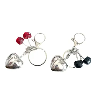 Portachiavi con cuore argento e ciliegie rosse e nere per decorazione di borse