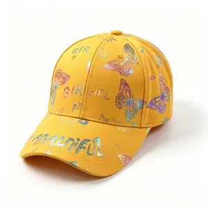 Gorra de béisbol amarilla con detalles de mariposa iridiscente y texto 'GIRL' impreso.