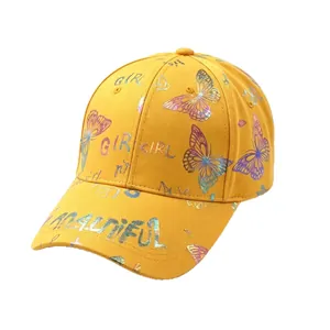 Gorra de béisbol amarilla con mariposas y texto dorado para protección solar